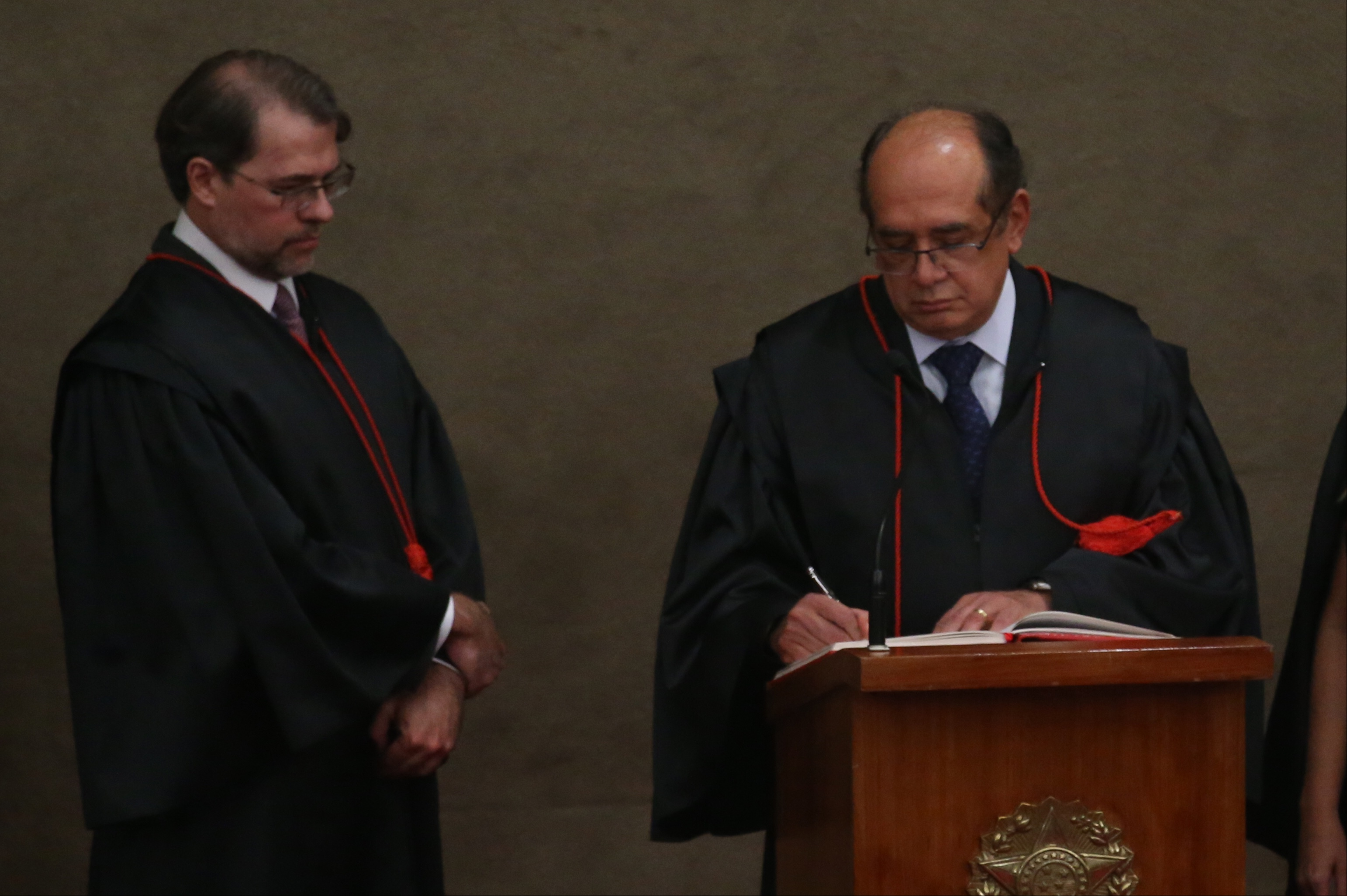 Brasília - Ex-presidente do TSE Dias Toffoli e o novo presidente da Corte Eleitoral, Gilmar Mendes (Fabio Rodrigues Pozzebom/Agência Brasil)