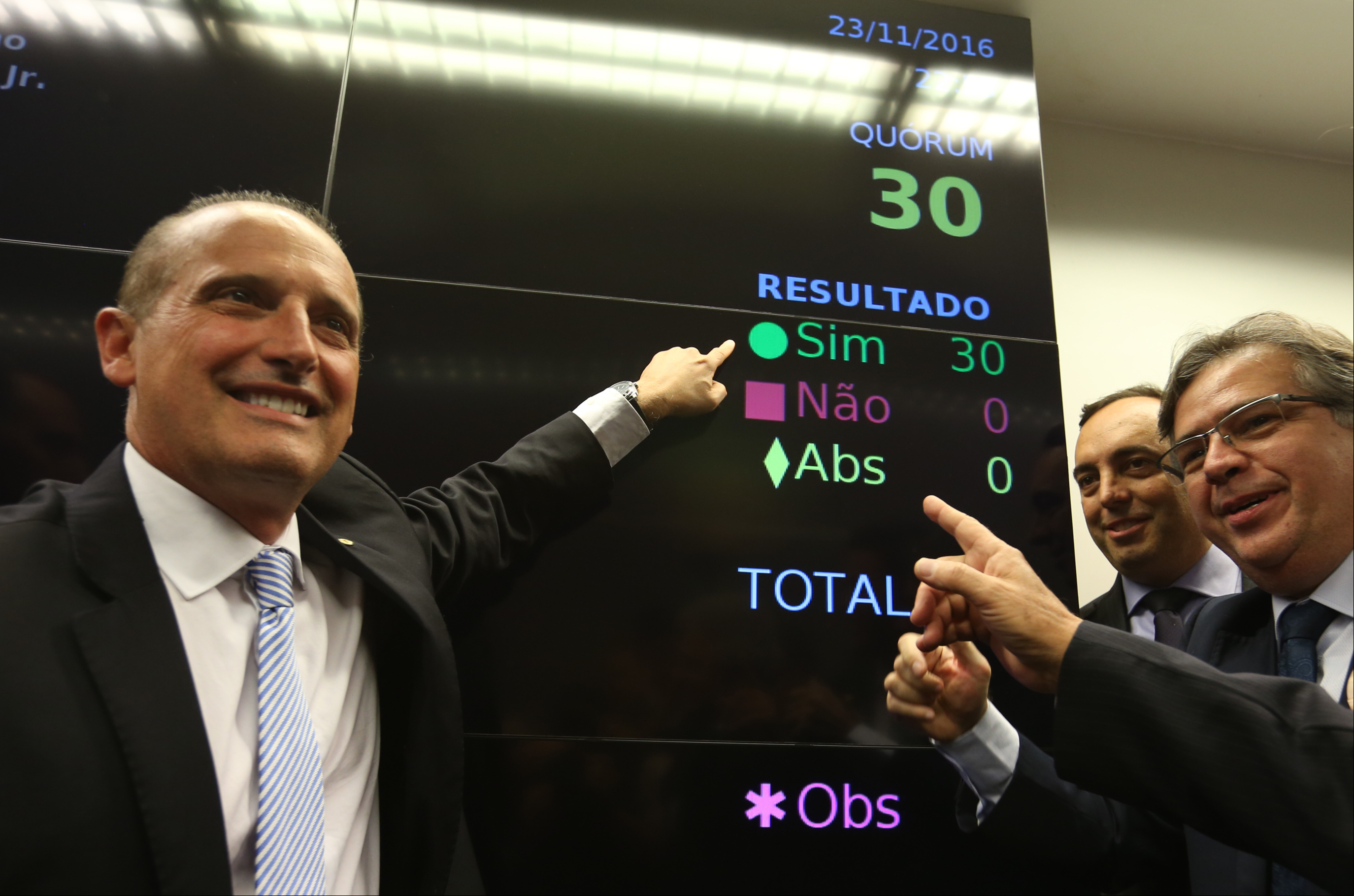 Brasília - Parlamentares comemoram a aprovação unânime do relatório do deputado Onyx Lorenzoni na Comissão Especial (Fabio Rodrigues Pozzebom/Agência Brasil)
