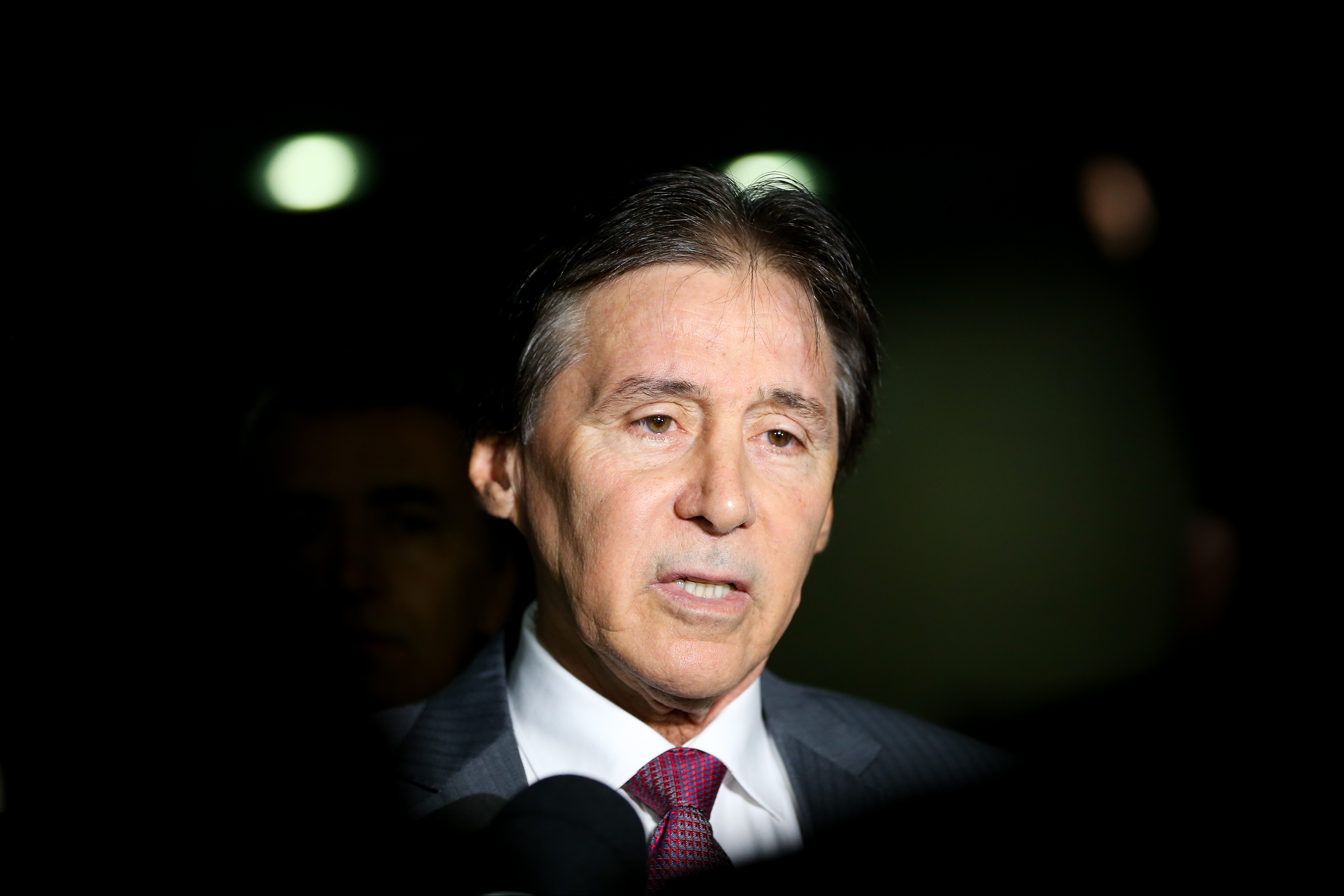 Brasília - Presidente do Senado, Eunício Oliveira, fala à imprensa ao chegar no Congresso Nacional (Marcelo Camargo/Agência Brasil)