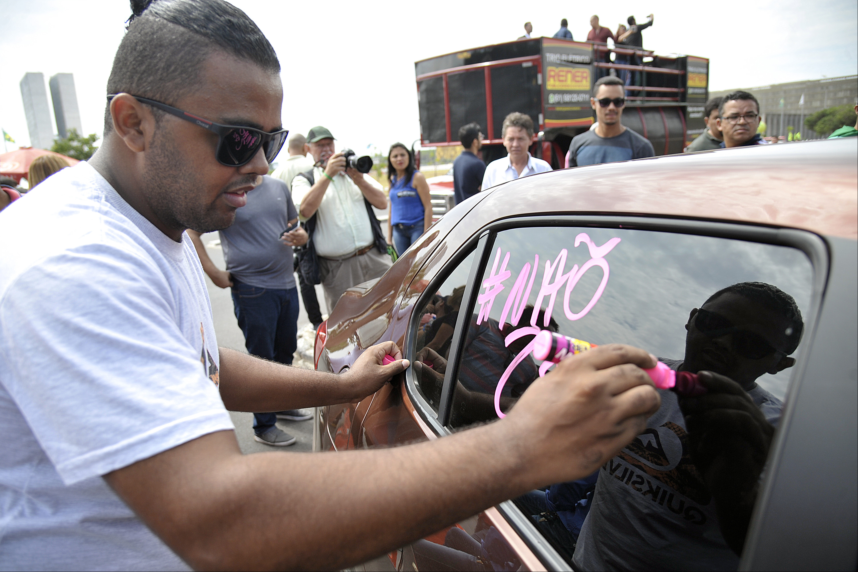 Brasília - Motoristas dos serviços de transporte por aplicativo Uber e Cabify, protestam pna Esplanada dos Ministérios (Marcello Casal Jr/Agência Brasil)
