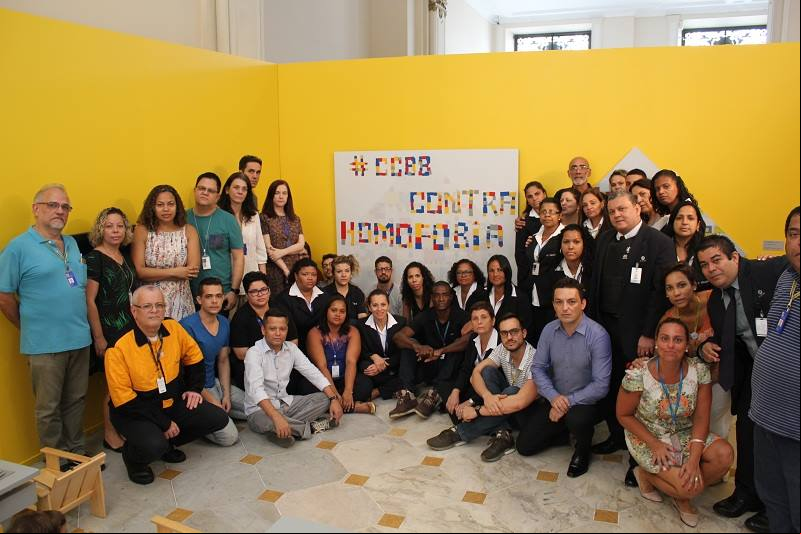 Funcionários do CCBB Rio posam ao lado de frase contra a homofobia após denúncia de casal de mulheres