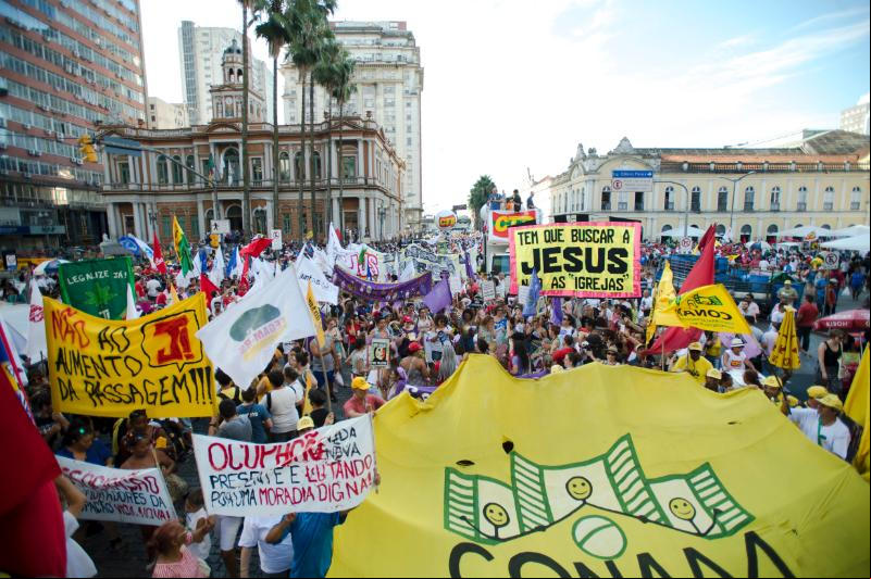Marcha de abertura do Fórum Social Mundial reúne diversos grupos e organizações 
