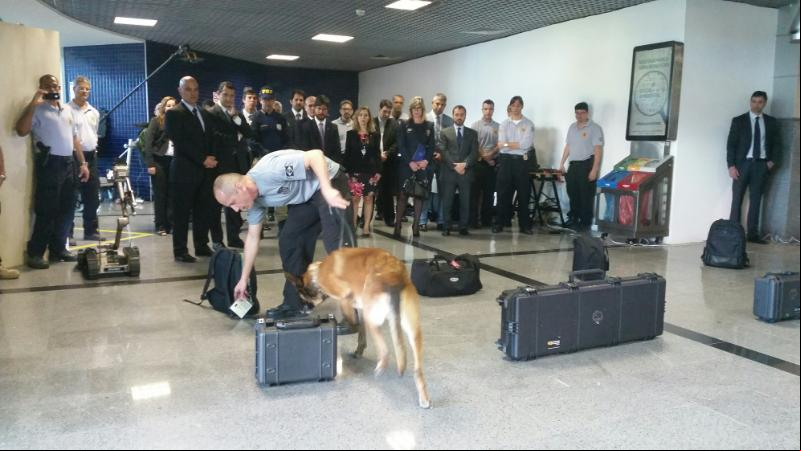 Alexandre de Moraes assiste à ação de um cão farejador no aeroporto de Salvador