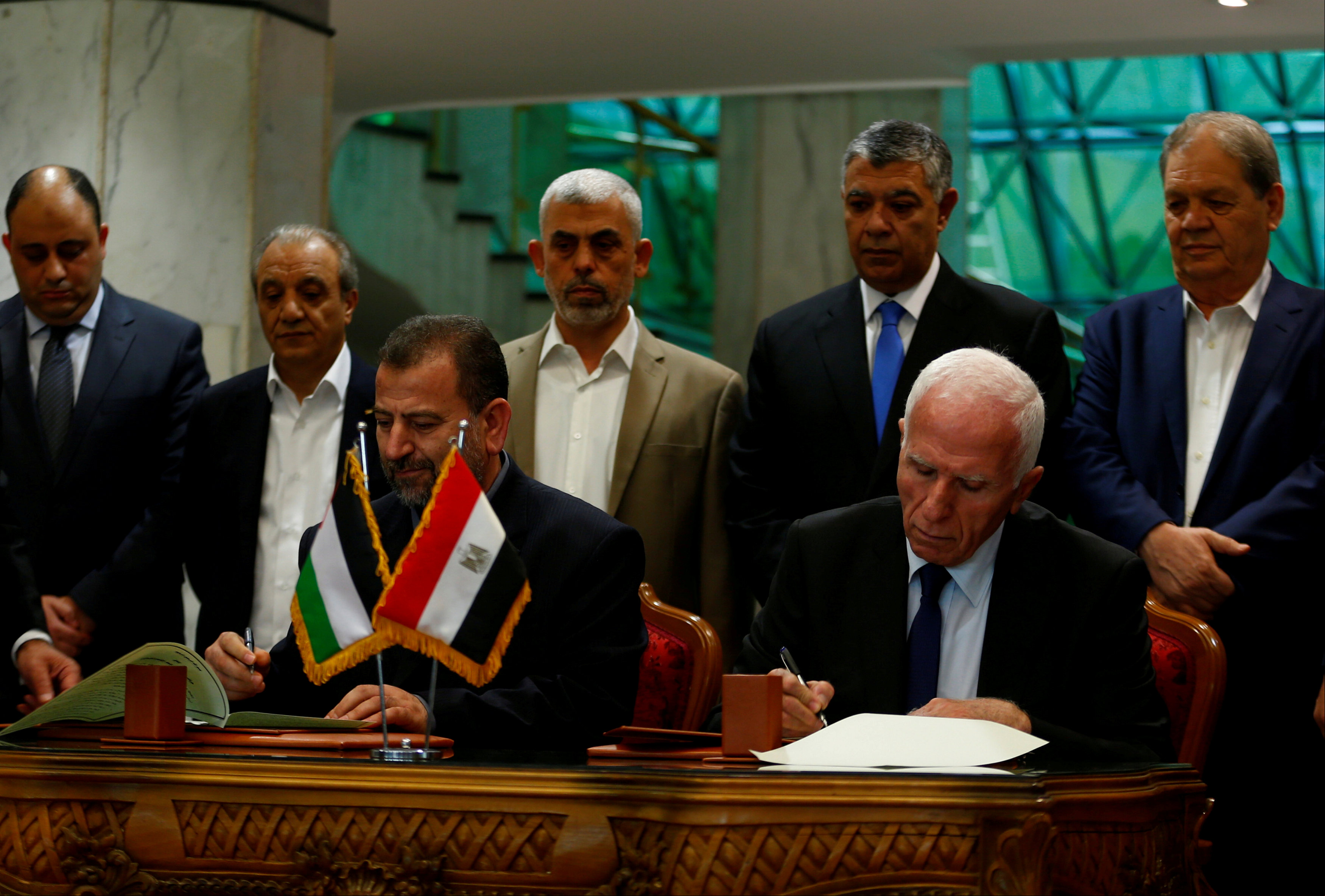 Os líderes do Hamas, Saleh Arouri, e do Fatah, Azzam Ahmad, assinam acordo de reconciliação no Cairo