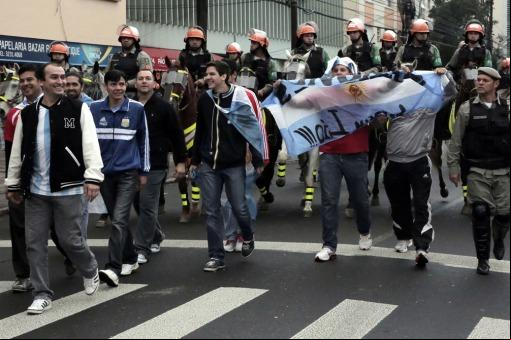 Torcida argentina invade Porto Alegre