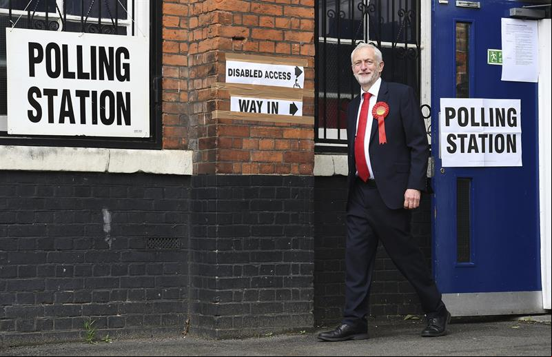 O líder do Partido Trabalhista Jeremy Corbyn chega ao colégio eleitoral no norte de Londres