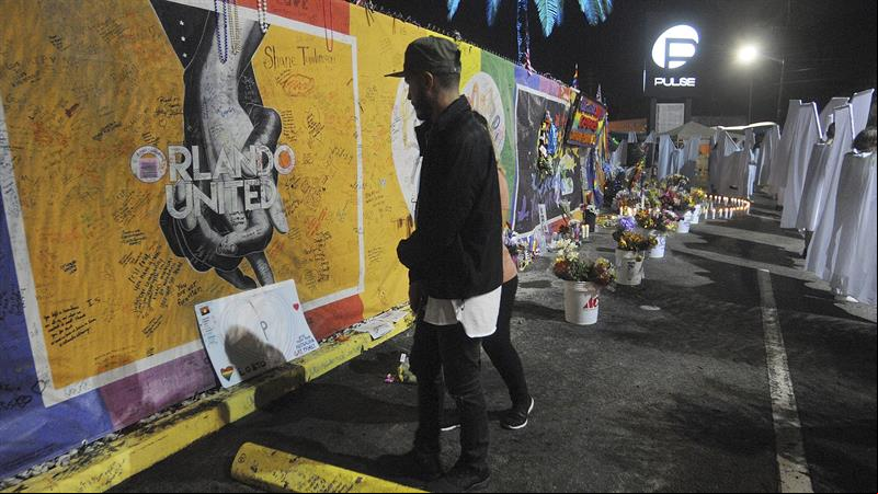 Norte-americanos relembram hoje as 49 vítimas de maior chacina com arma de fogo da história recente do país, ocorrida há um ano durante una festa latina no club gay Pulse, em Orlando, na Flórida