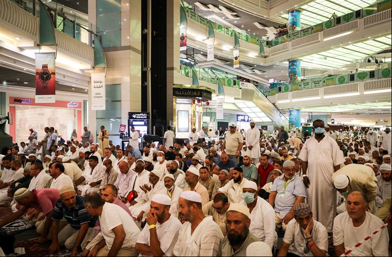 Centenas de devotos muçulmanos se reúnem na praça de um shopping perto da grande mesquita de Meca