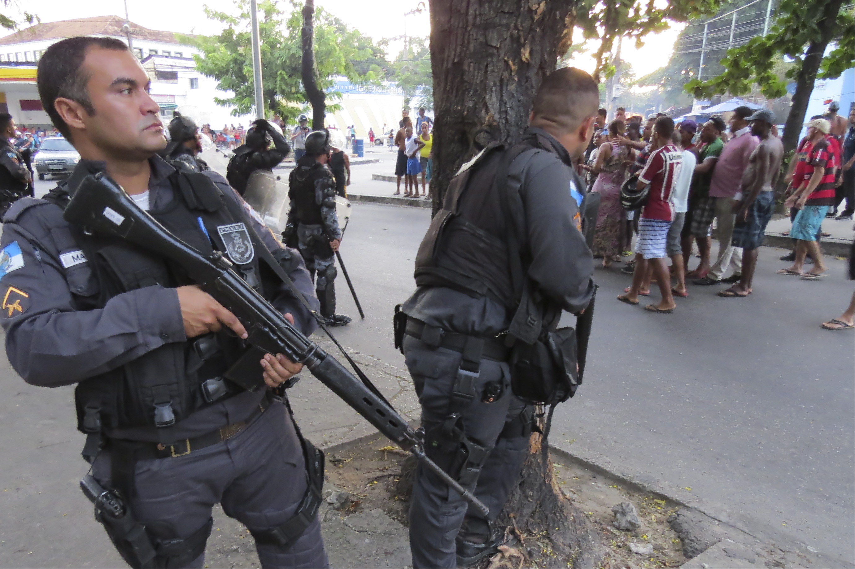 Um grupo de moradores do Complexo do Alemão, que ocupa há duas semana o prédio e o terreno de uma antiga fábrica de tecidos, protestou bloqueando duas das principais vias do bairro. Os policiais da (UPP) liberaram 