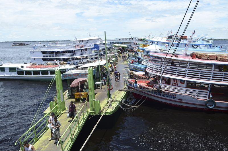Barcos no Porto de manaus