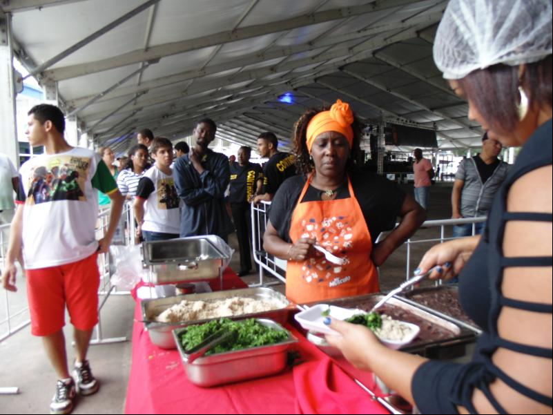 A festa de encerramento do Mês da Consciência Negra teve a distribuição gratuita de feijoada no Terreirão do Samba, que fica ao lado do Monumento Zumbi dos Palmares.(Foto Reporter Akemi Nitahara/Agência Brasil)