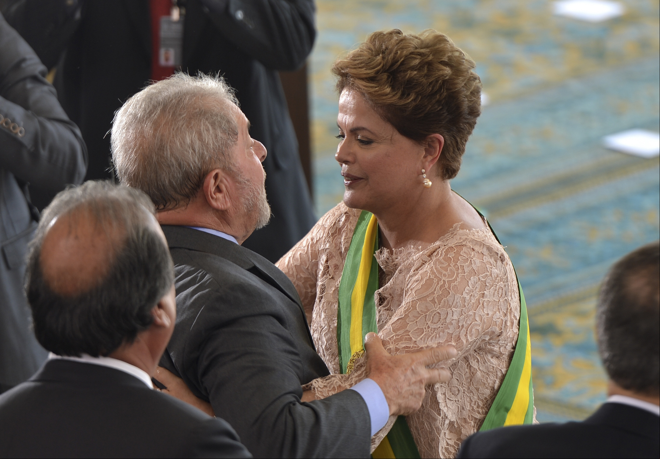 O ex-presidente Lula cumprimenta a presidenta Dilma Rousseff, durante cerimônia de posse no Palácio do Planalto (Wilson Dias/Agência Brasil)