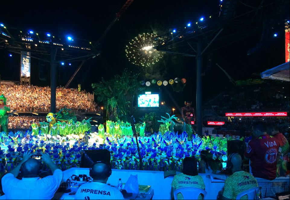 Apresentação do Boi Caprichoso, no Bumbódromo, durante o Festival Folclórico de Parintins de 2015 (Patrícia Fontoura/Agência Brasil)