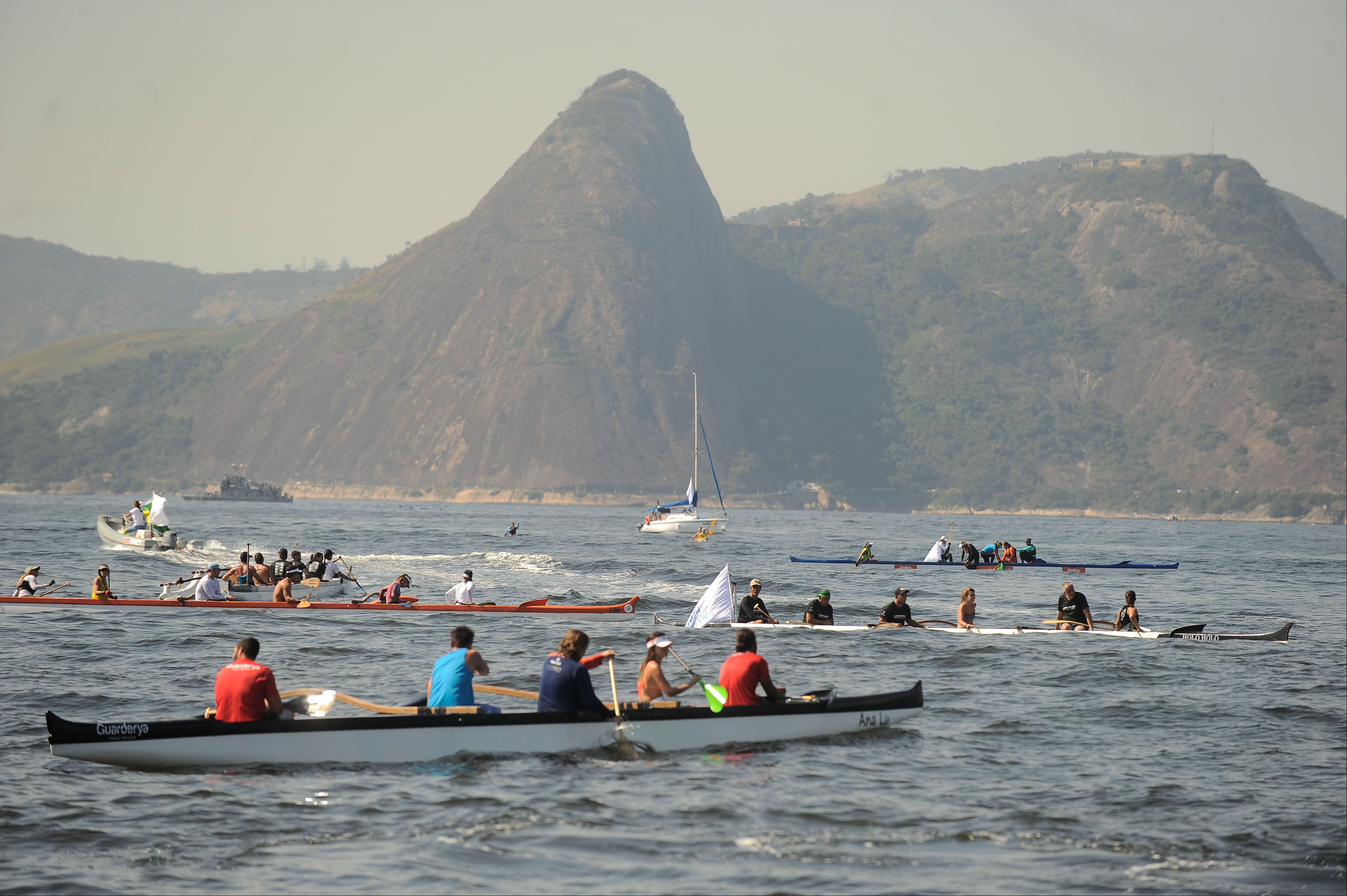 Dezenas de embarcações com ativistas, atletas e políticos participaram de barqueata na Baía de Guanabara alertando para a poluição no local, que será palco de atividades olímpicas (Tomaz Silva/Agência Brasil)