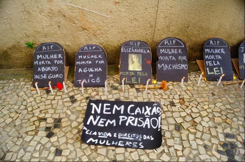 Mulheres protestam contra criminalização do aborto no Rio