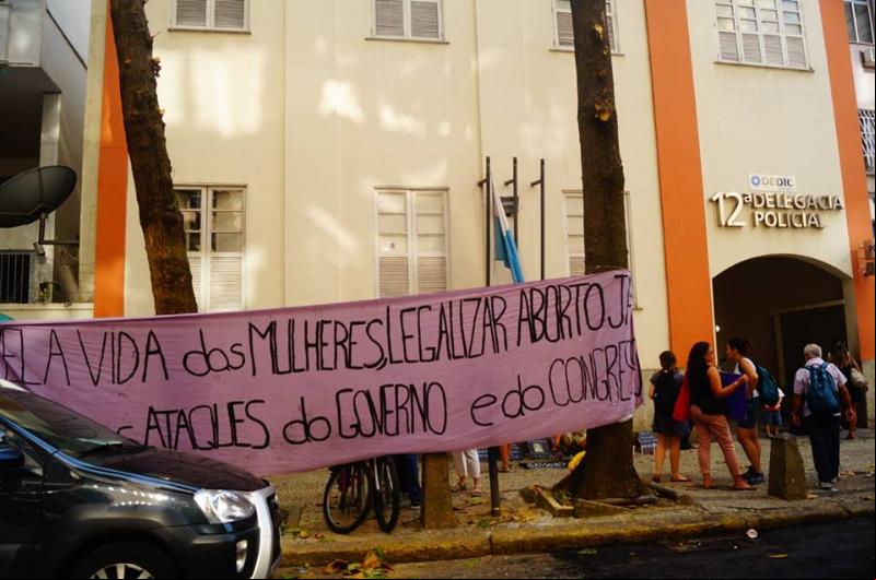 Ativistas protestam contra investigação em clínicas de aborto no Rio