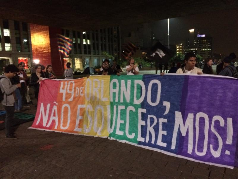 Ato em SP lembra mortos em boate Pulse e pede criminalização da homofobia
