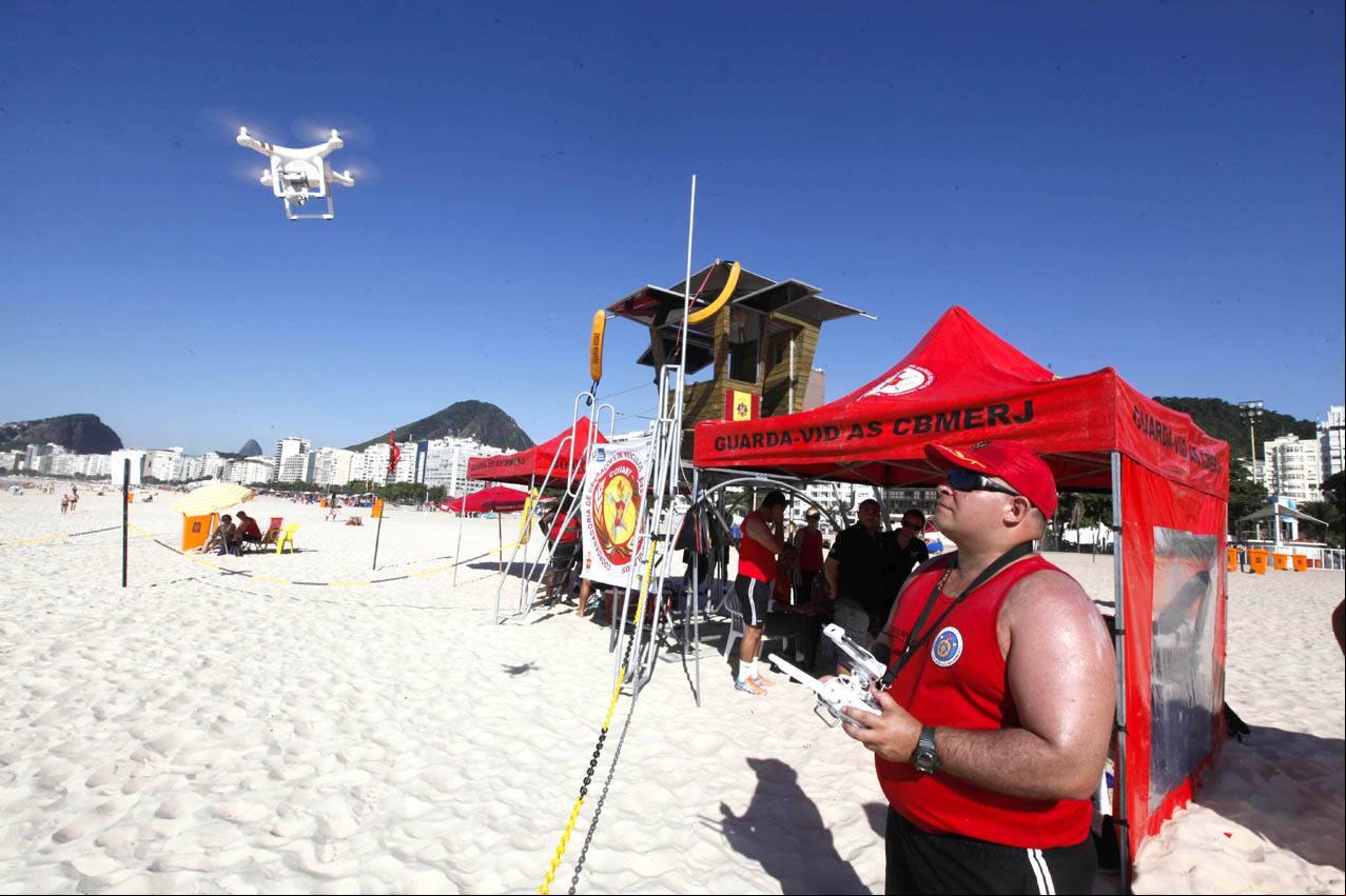 Bombeiro pilota drone que será utilizado para auxiliar salvamentos nas praias cariocas neste verão 