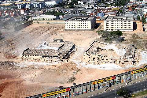 Após 46 anos de funcionamento, o Carandiru começou a ser demolida em 2002