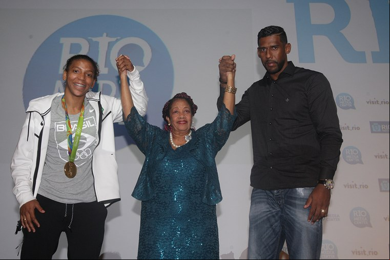 A campeã olímpica de judô Rafaela Silva, a secretária de Promoção de Políticas de Igualdade Racial, Luislinda Valois, e o goleiro Aranha durante o anúncio do lançamento da cartilha contra o racismo