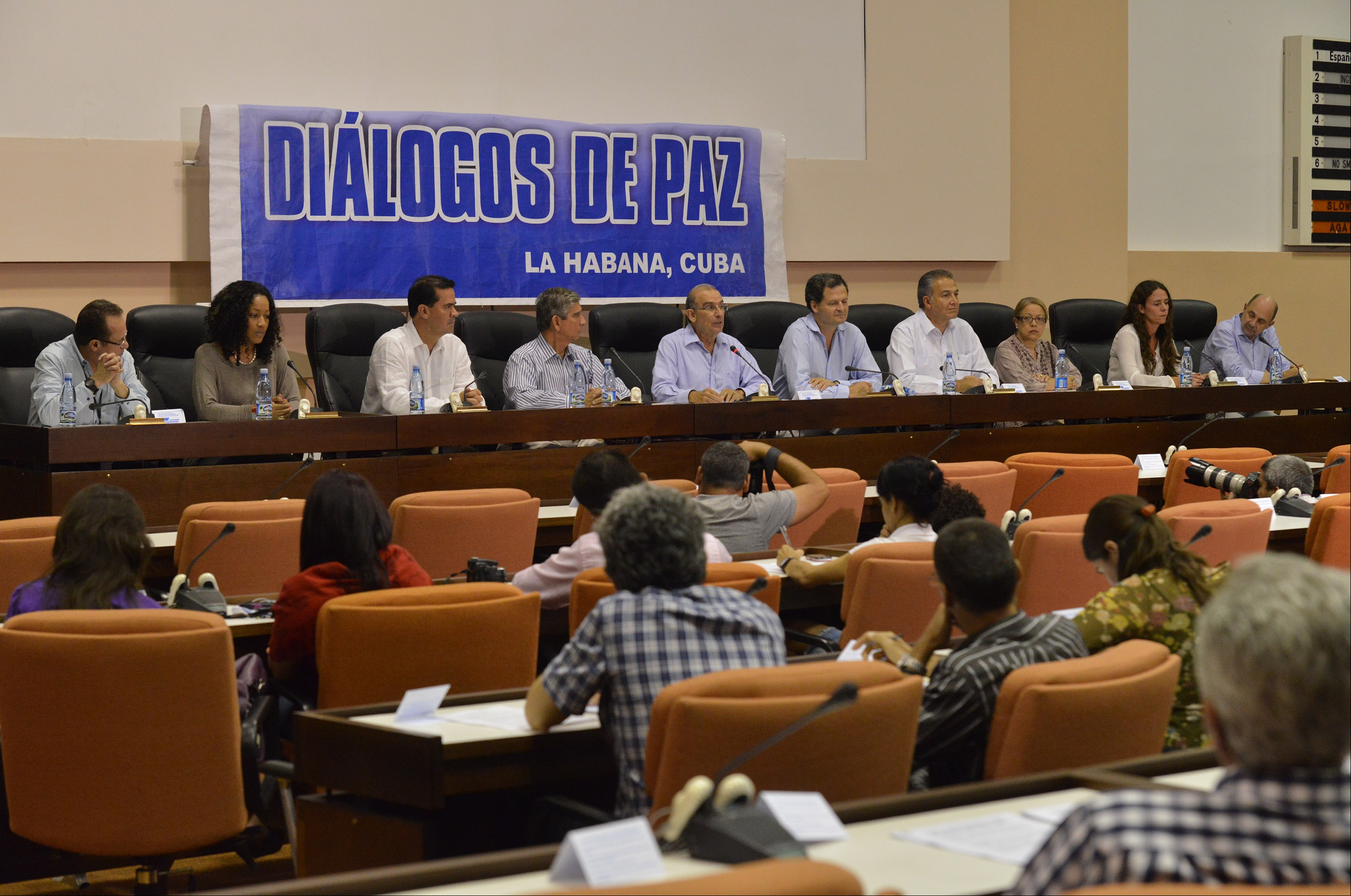 Delegação do governo da Colômbia durante leitura do acordo "Solução para o problema das drogas ilícitas"