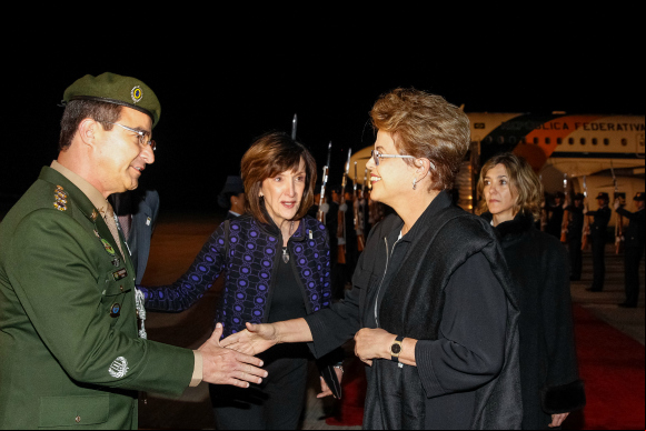 presidenta é recebida com honras militares na Colômbia