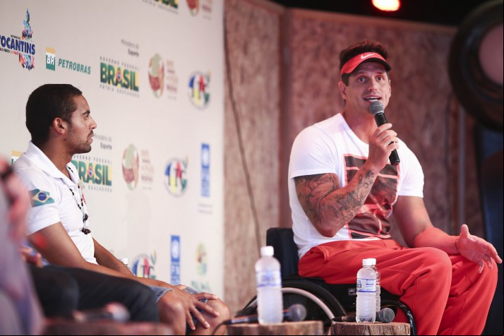 Fernando Fernandes e Allan do Carmo treinam com atletas indígenas (Roberto Castro/ME)