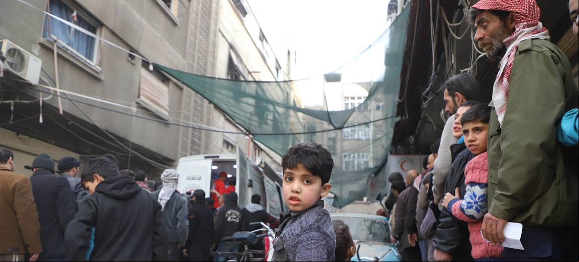 Fila de pessoas para receber ajuda humanitária em Ghouta Oriental. 