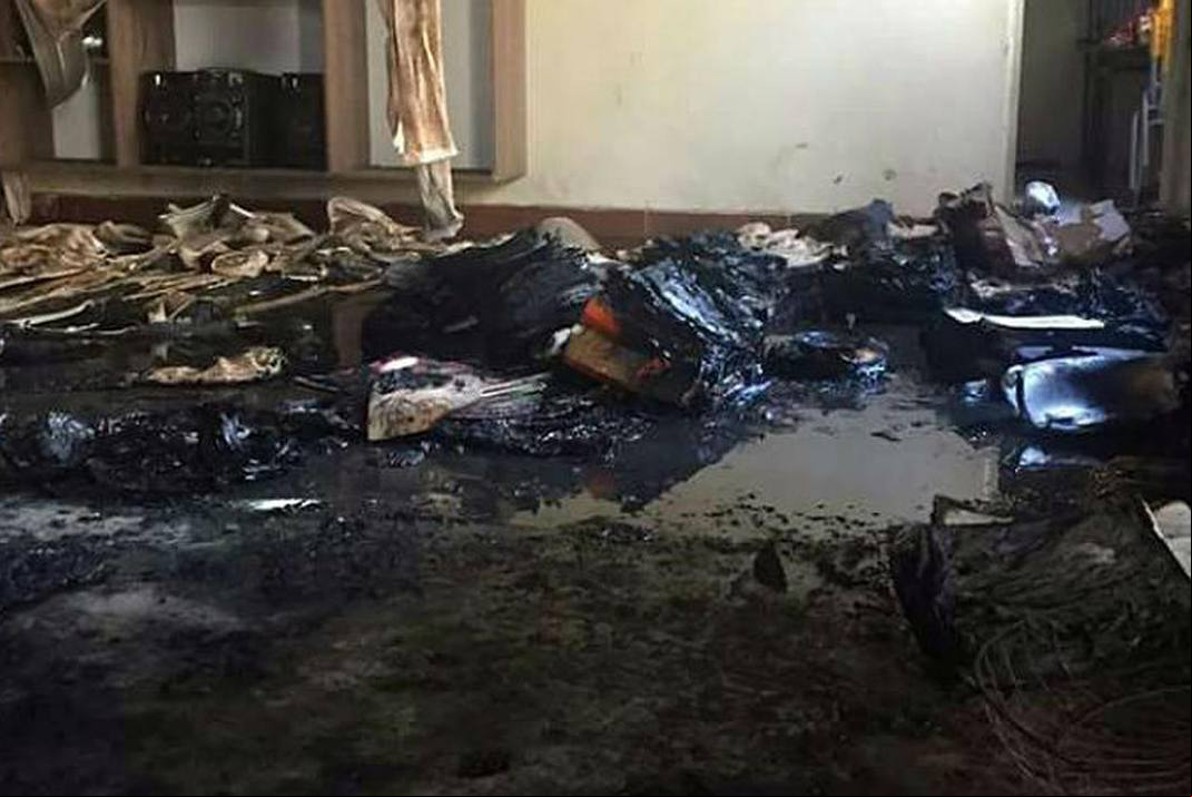 Janaúba (MG) - A sala onde os alunos estavam tem grades na janela e teto de PVC, uma espécie de material plástico, também inflamável