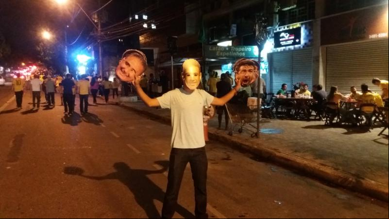 Vendedor exibe máscaras de Neymar e Pratto na entrada do clássico entre Brasil e Argentina, no Mineirão, em Belo Horizonte 