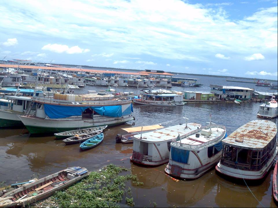 Cemitério de barcos na orla de Manaus