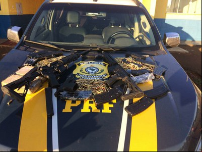 Polícia Rodoviária Federal apreende fuzis, uma pistola e mil munições no interior do Paraná