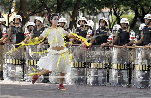 Manifestantes protestam em Belo Horizonte (Bruno Magalhaes/AP/Direitos Reservados)