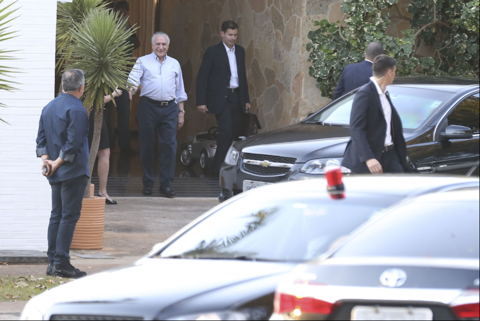 Presidente Michel Temer deixa a casa do presidente da Câmara, Rodrigo Maia, depois de um almoço