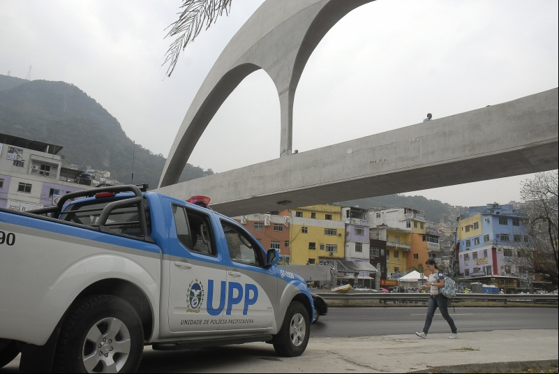 veículo da UPP na Rocinha