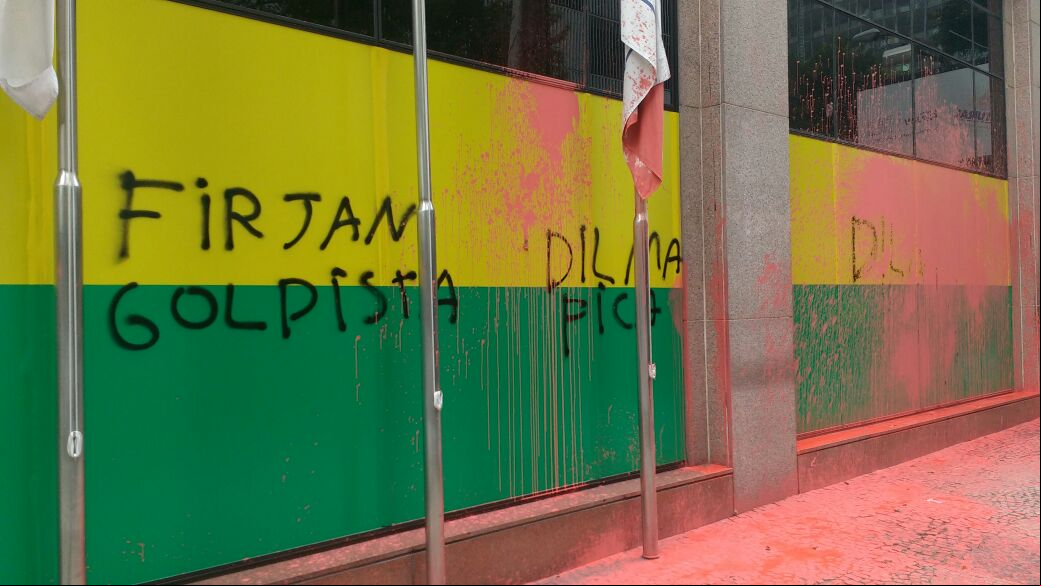 Sede da Firjan, no centro do Rio de Janeiro, foi alvo de pichações após entidade se manifestar favorável ao impeachment da presidenta Dilma Rousseff
