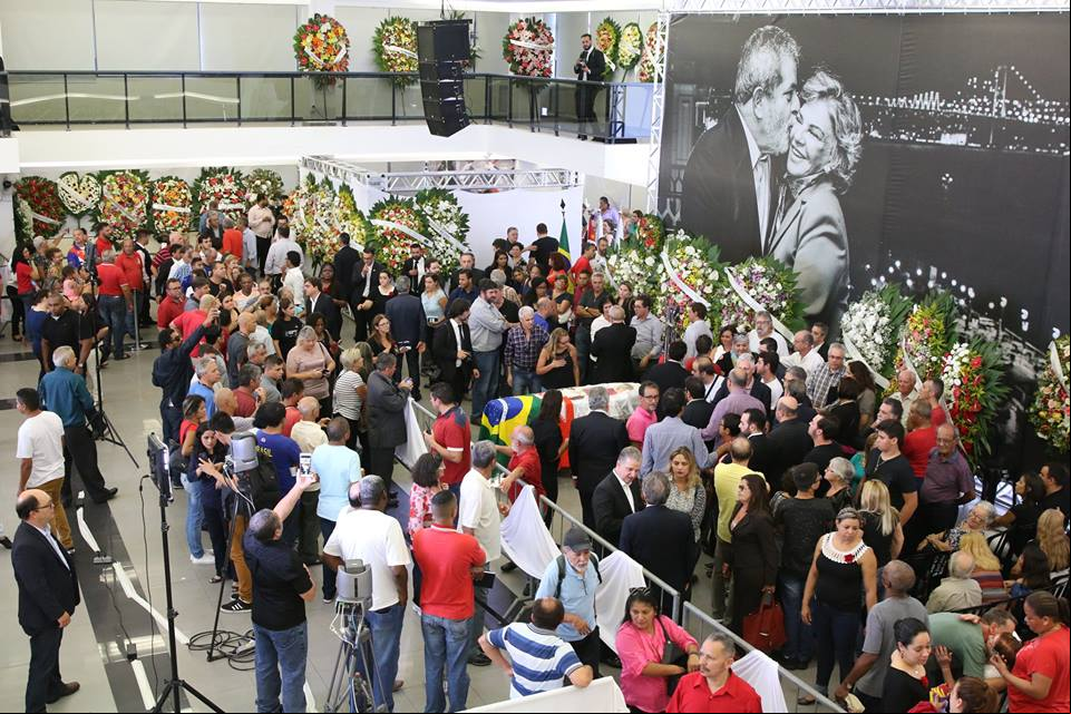 Fila para visitar o caixão da ex-primeira-dama Marisa Letícia Lula da Silva