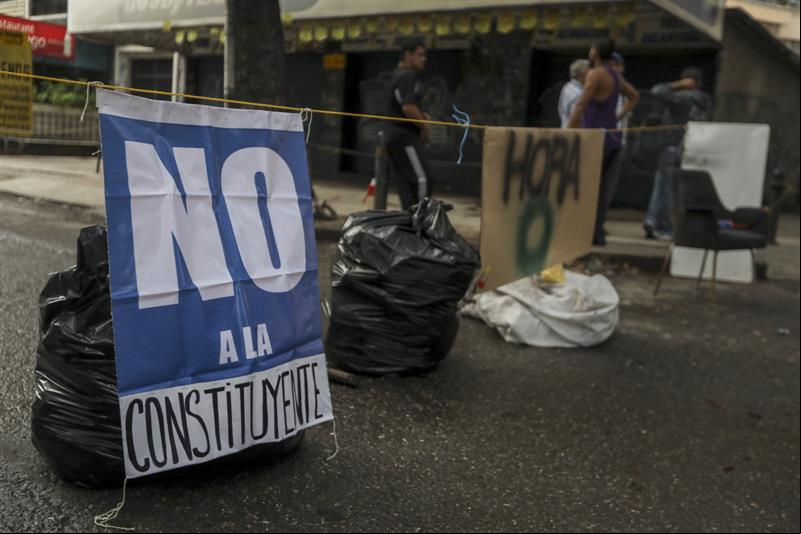 Avenida fechada e os dizeres &quot;Não à Constituinte&quot; e &quot;Hora Zero&quot; na Venezuela