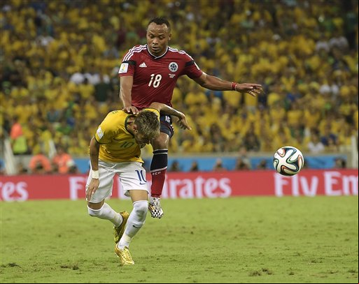 O zagueiro colombiano Zú iga atinge o atacante brasileiro Neymar (Manu Fernandez/AP/Direitos Reservados)